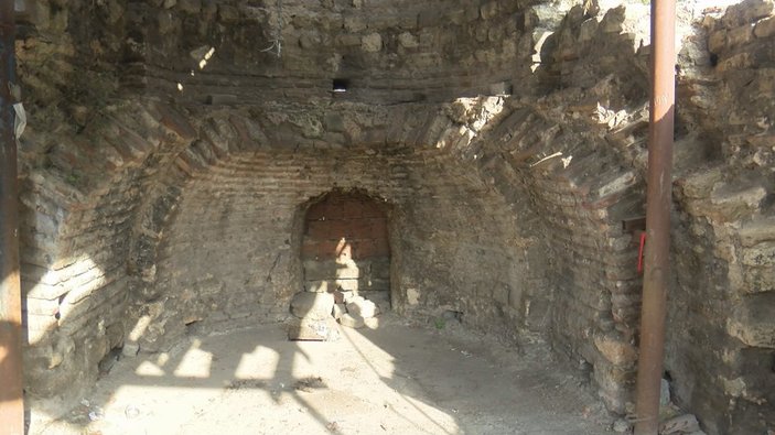 Fatih'te 500 yıllık tarihi şapel, lastik deposu olarak kullanılıyor