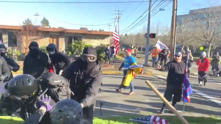 Donald Trump’ın destekçileri ile Antifa örgütü üyeleri birbirine girdi