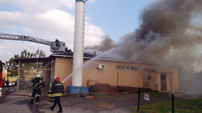 Kocaeli'de alevler arasında kalan cami kullanılamaz hale geldi