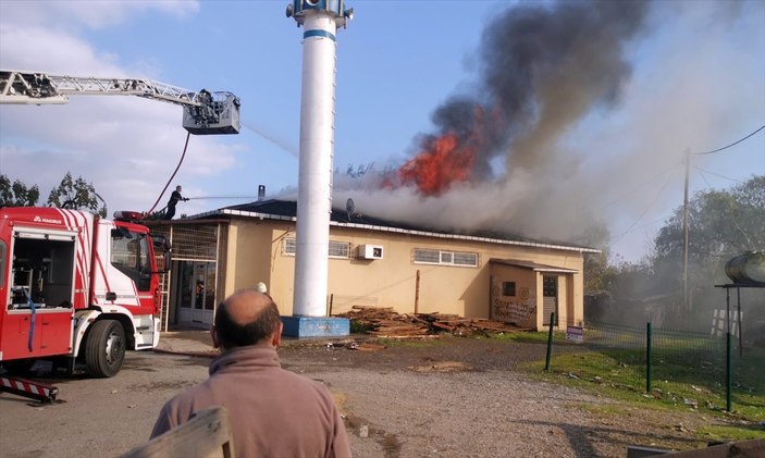 Kocaeli'de alevler arasında kalan cami kullanılamaz hale geldi