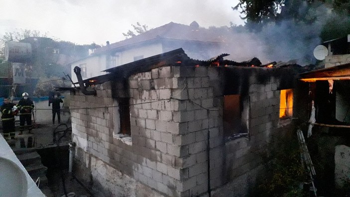 Adana'da yaşlı adam, evinin yanışını çaresizce izledi