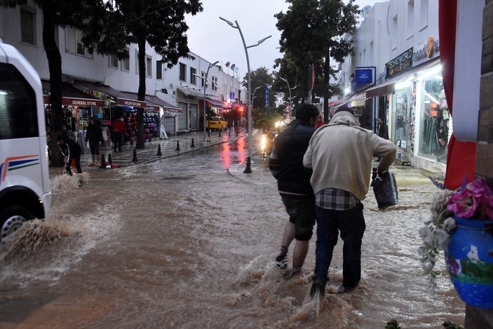 Bodrum'da sağanak yağışlar sele neden oldu