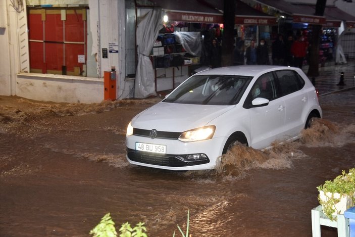 Bodrum'da sağanak yağışlar sele neden oldu