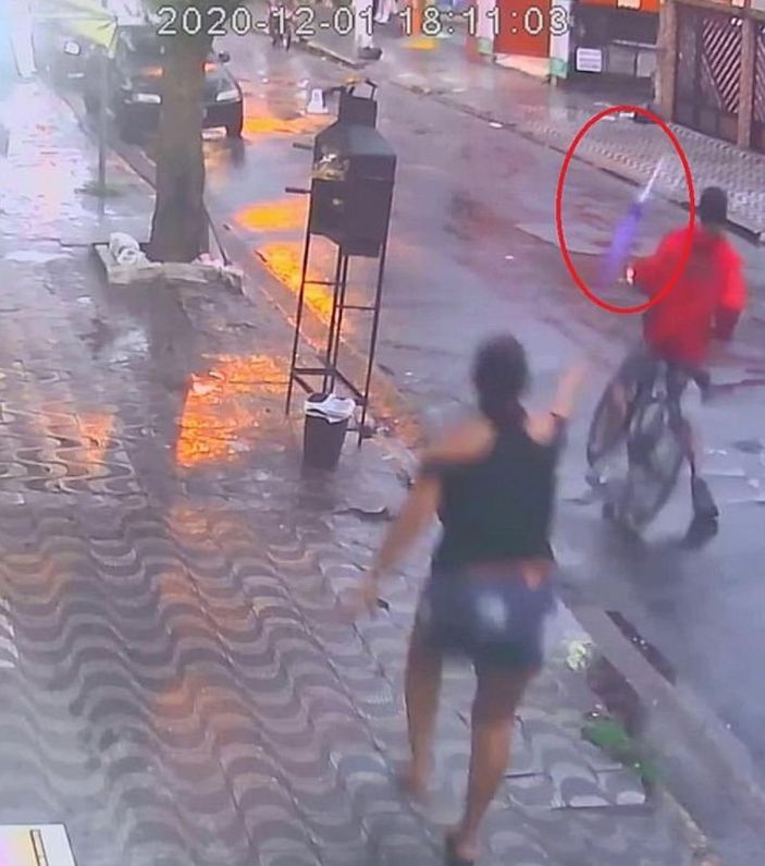 Bisikletli hırsızı şemsiye fırlatarak durduran kadın