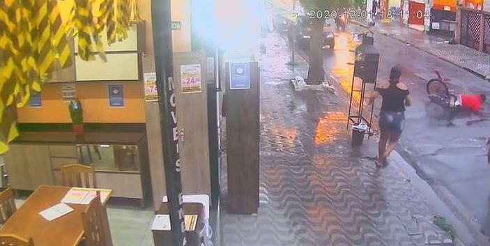 Bisikletli hırsızı şemsiye fırlatarak durduran kadın