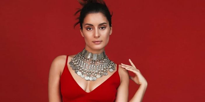 Atiye'den göbek şov