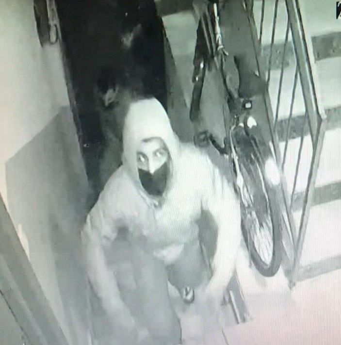 Sarıyer’de içeridekiler uyurken evi soyan maskeli hırsızlar kamerada