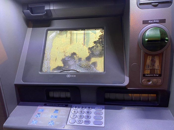 Beykoz'da 5 ATM'ye çekiçle saldırdı