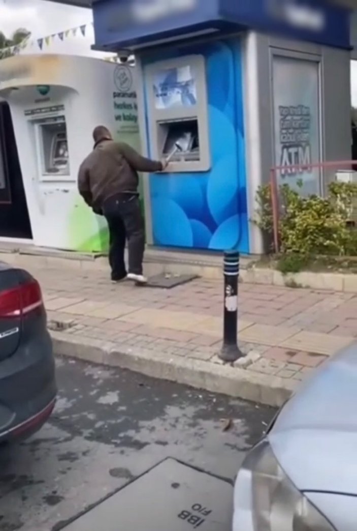Beykoz'da 5 ATM'ye çekiçle saldırdı