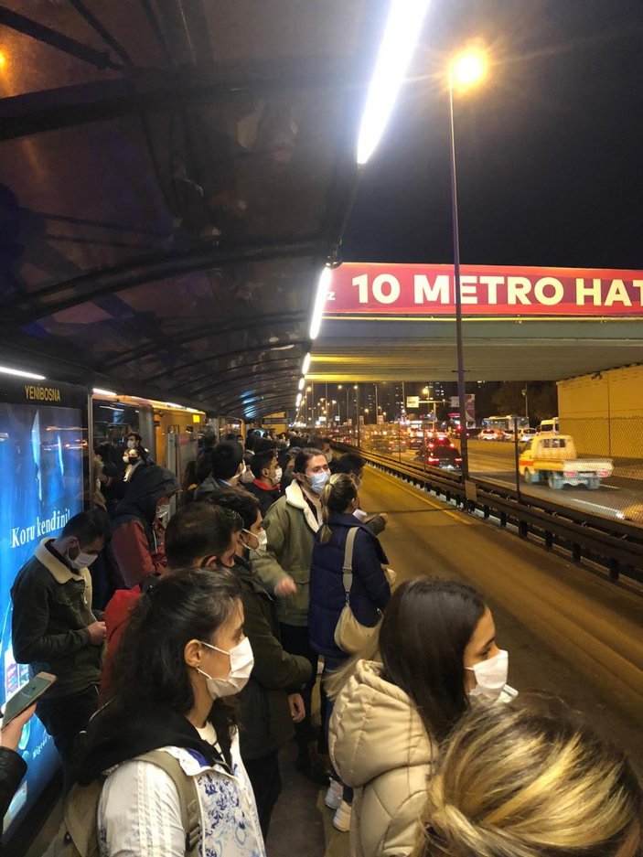 İstanbul'da metrobüs duraklarında yoğunluk