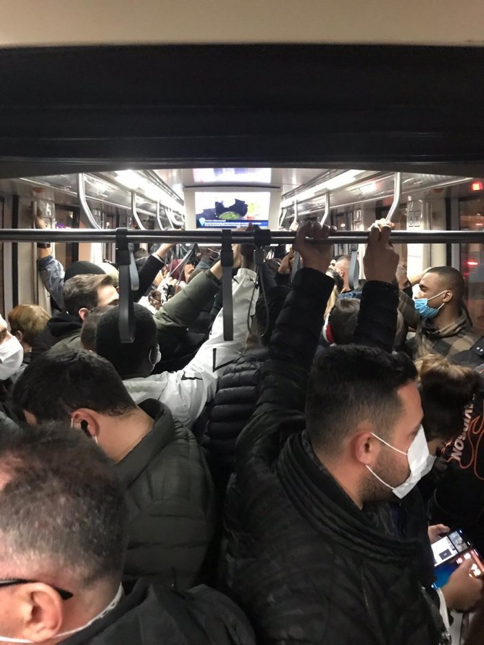 İstanbul'da metrobüs duraklarında yoğunluk