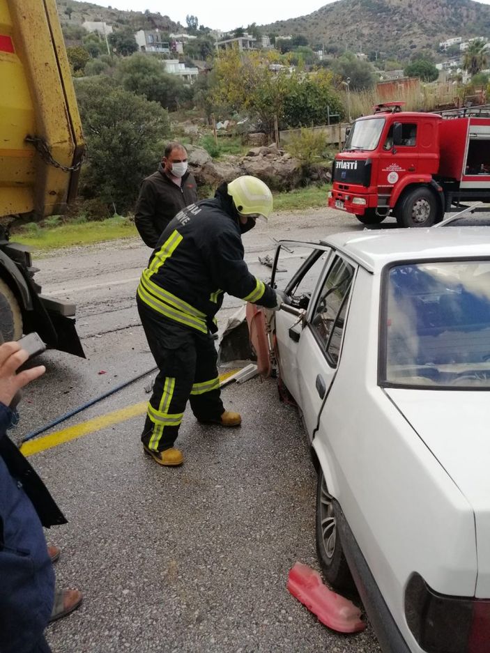 Muğla'da kamyon otomobili ezip geçti