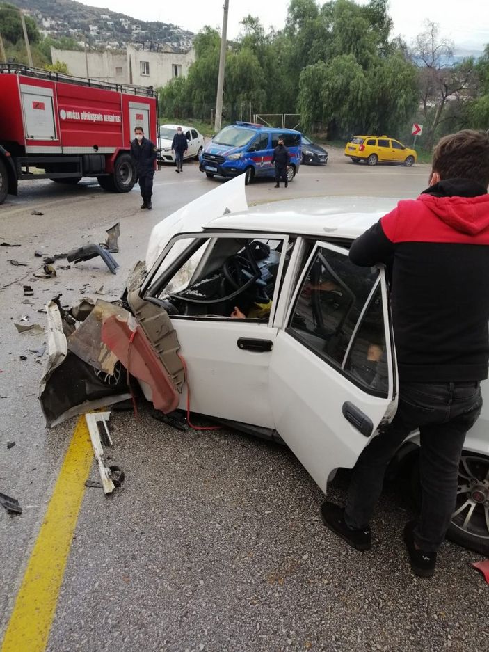 Muğla'da kamyon otomobili ezip geçti