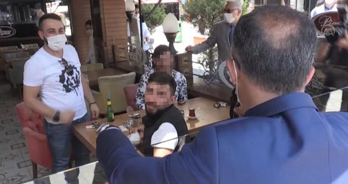 Rize'de maske ve mesafe kurallarına uymayan polislere ceza yazdıran vali, cezayı ödedi