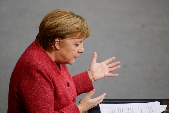 Angela Merkel'in, koronavirüsten 590 ölüm üzüntüsü