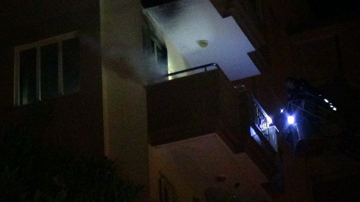 Antalya'da evin balkonundan yükselen duman, paniğe neden oldu