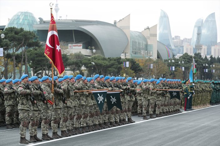 Azerbaycan'da askeri geçit töreni düzenlendi