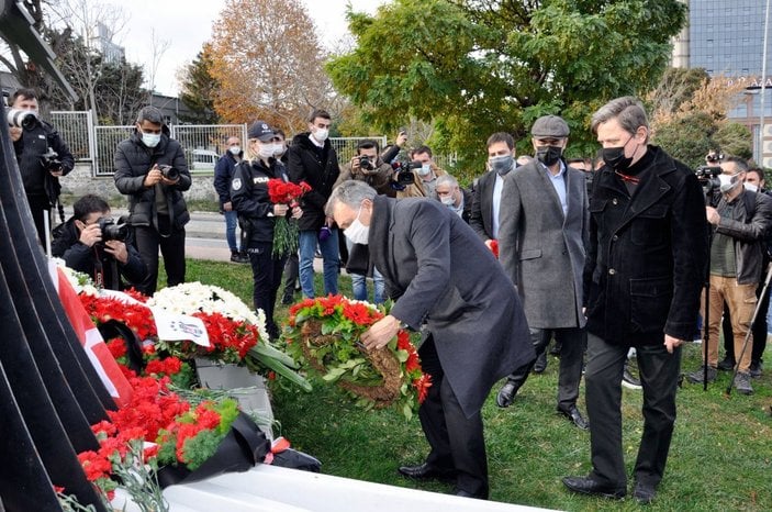 Ahmet Nur Çebi, Şehitler Anıtı’nda dua etti