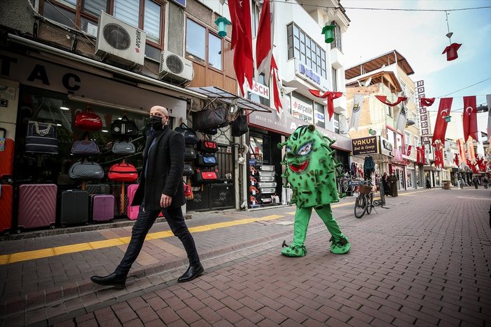 Bursa'da koronavirüs kostümüyle farkındalık etkinliği