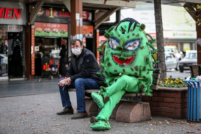 Bursa'da koronavirüs kostümüyle farkındalık etkinliği