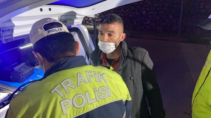 Karabük'te ceza yiyen alkollü sürücü, türkü söyledi