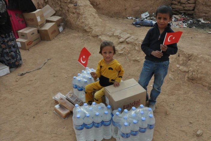 Mehmetçik, Barış Pınarı bölgesinde yardım dağıttı, sağlık taraması yaptı