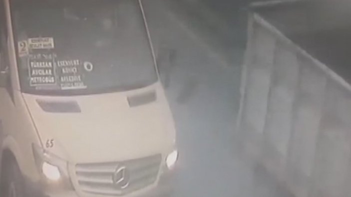 Esenyurt'ta minibüsçü aynasını kıran kamyoncuyu kovaladı