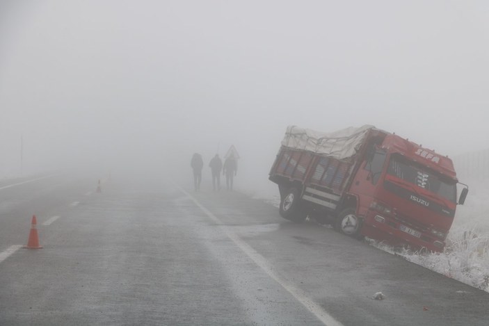Sivas’ta yoğun sis 9 aracın karıştığı 4 ayrı kazaya neden oldu