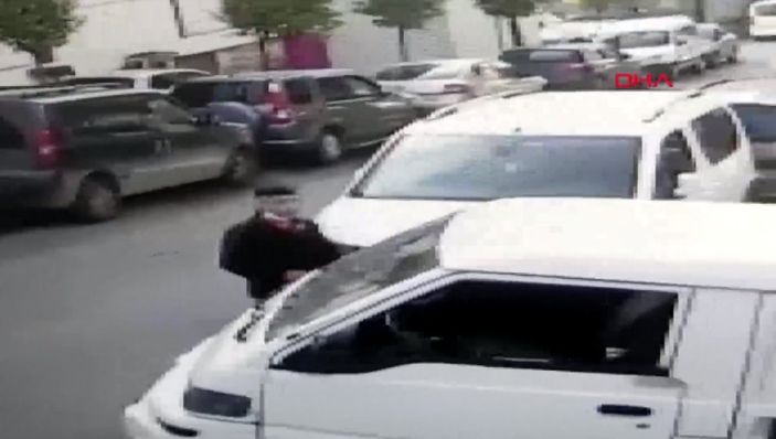 Güngören'de, kamyonetten telefon çalan şüpheli kamerada
