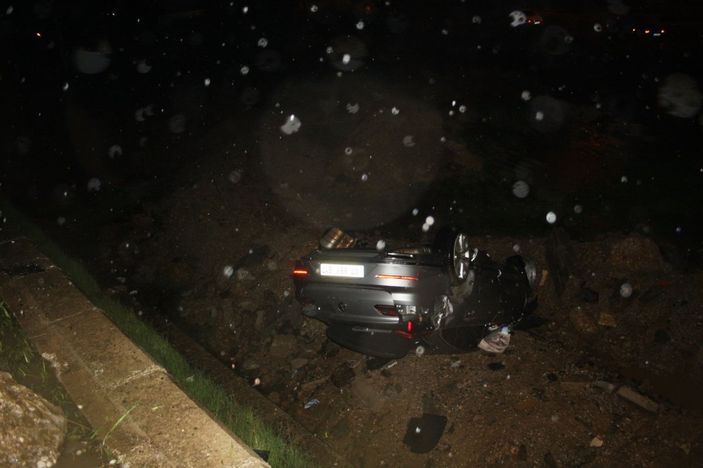 i Antalya'da kontrolden çıkan araç, bariyerleri parçalayıp tepe üstü çakıldı