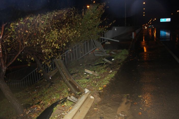 i Antalya'da kontrolden çıkan araç, bariyerleri parçalayıp tepe üstü çakıldı