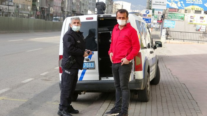 Bursa’da kısıtlamayı ihlal etti, polis ceza yazarken uyudu