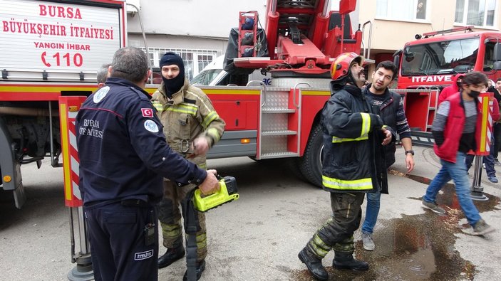 Bursa'da kısıtlamaya rağmen sokağa çıkıp, yangını izlediler