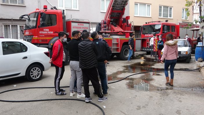 Bursa'da kısıtlamaya rağmen sokağa çıkıp, yangını izlediler