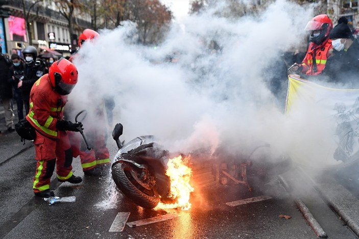 Fransız polisinin göstericilere sert müdahalesi