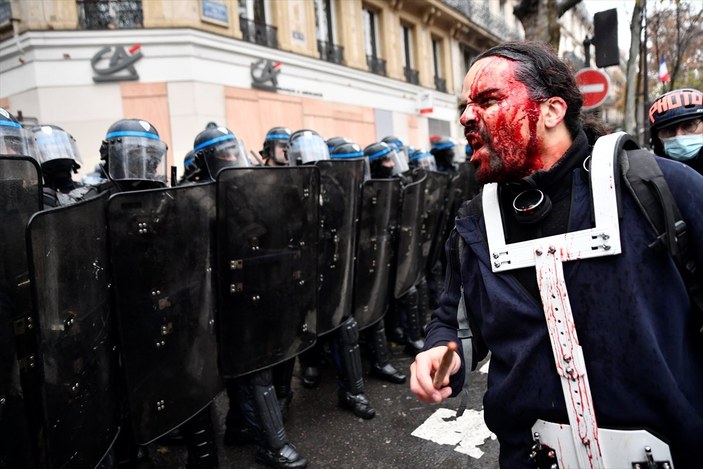 Fransız polisinin göstericilere sert müdahalesi