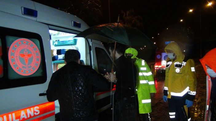 i Antalya'da kontrolden çıkan araç, bariyerleri parçalayıp tepe üstü çakıldı
