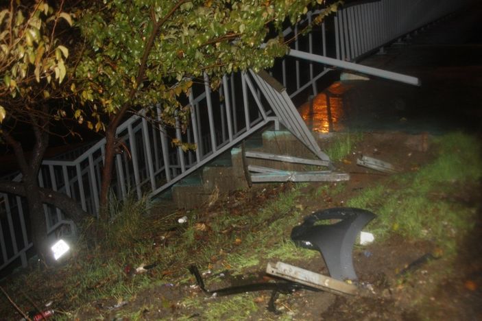 i Antalya'da kontrolden çıkan araç, bariyerleri parçalayıp tepe üstü çakıldı