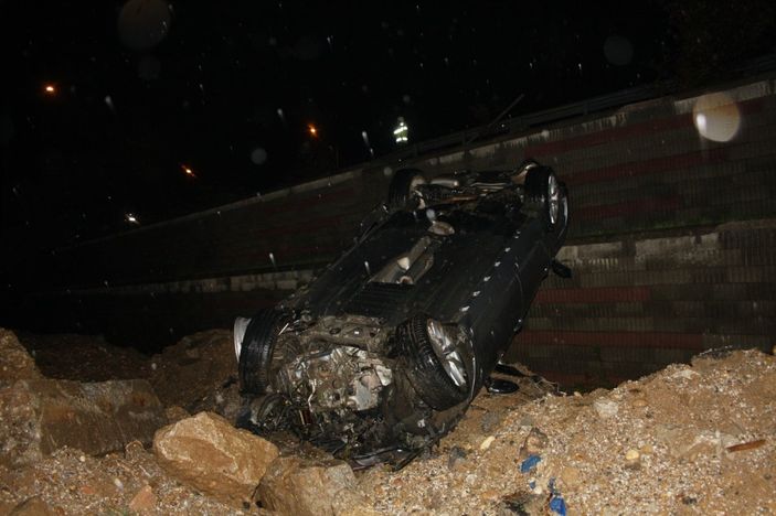 i Antalya'da kontrolden çıkan araç, bariyerleri parçalayıp tepe üstü çakıldı