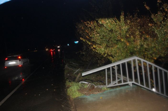 i Antalya'da kontrolden çıkan araç, bariyerleri parçalayıp tepe üstü çakıldı