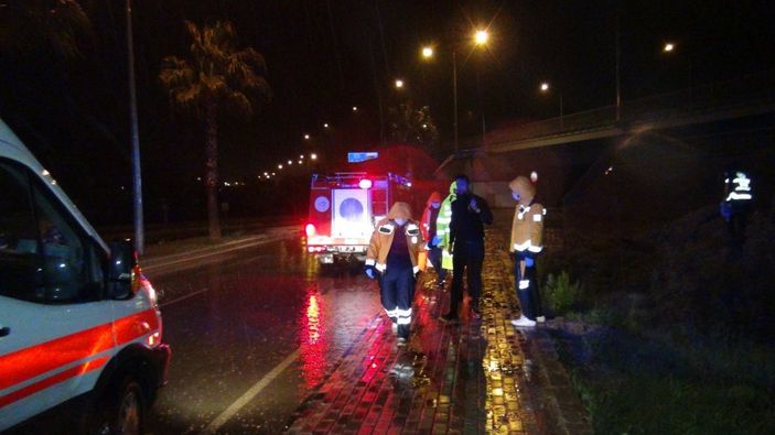 i Antalya'da kontrolden çıkan araç, bariyerleri parçalayıp tepe üstü çakıldı