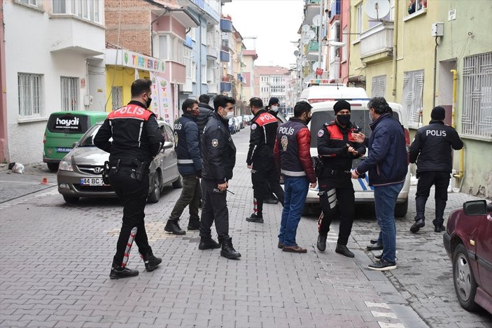 Malatya'da annesini rehin alan genci polis ikna etti