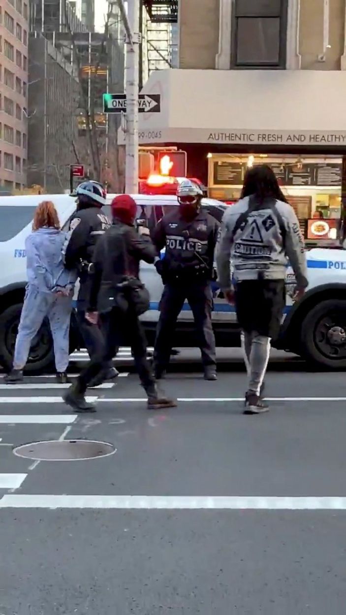 New York'ta araç göstericilerin arasına daldı