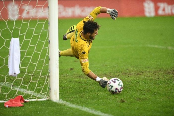 Bursaspor kalecisi Ataberk kalesine duvar ördü