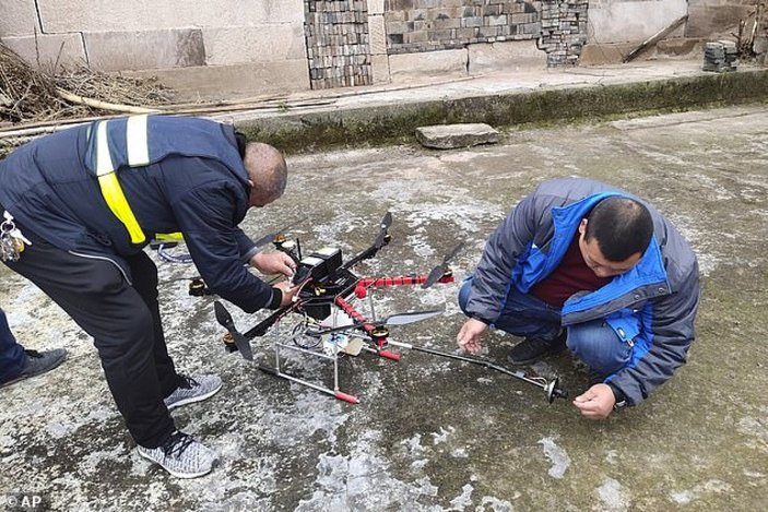 Çin'de insansız hava aracı, alev silahına dönüştürüldü