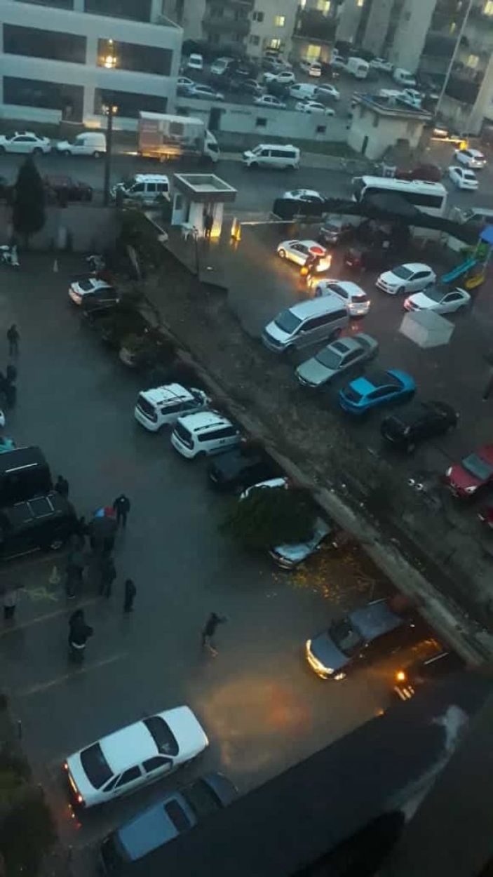 i İzmir'de istinat duvarı çöktü