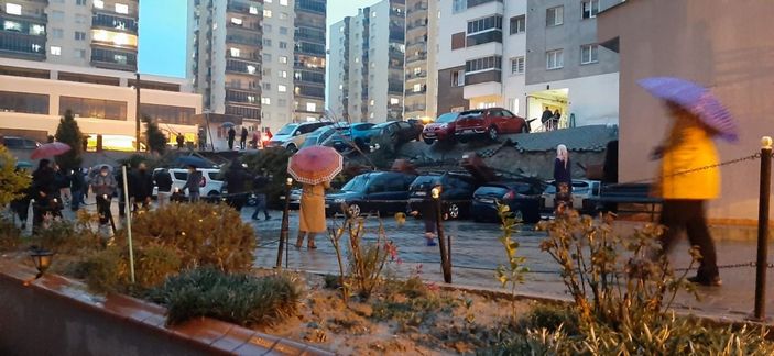 i İzmir'de istinat duvarı çöktü