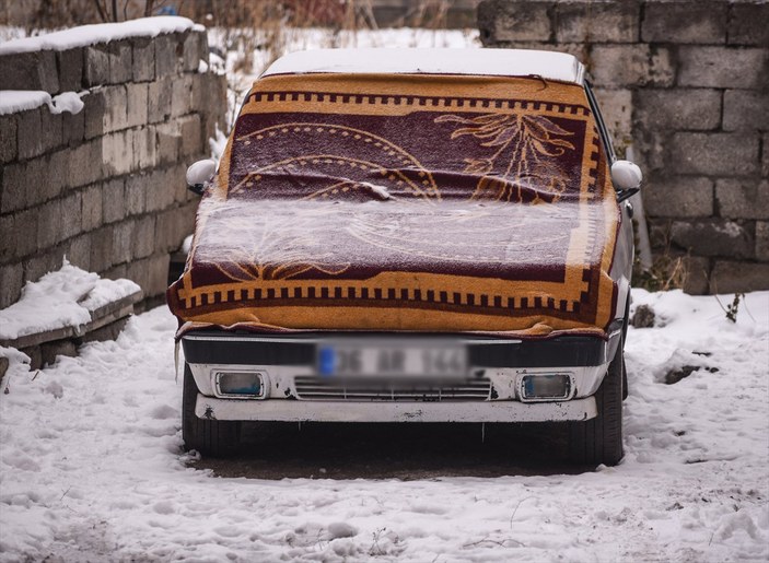 Kars'ta araçlar, soğuk havaya karşı battaniyelerle kaplandı