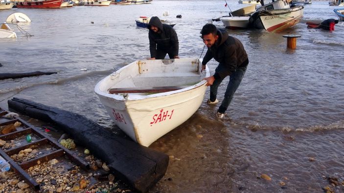 Mersin'de balıkçıların fırtına nöbeti