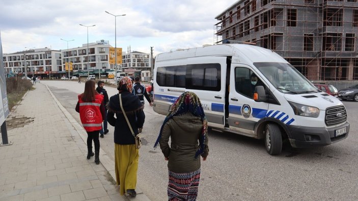 Düzce'de kamerayı görünce maskeyle ağzını değil yüzünü kapattı